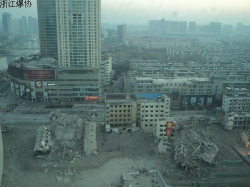 宁波市原雅戈尔滨江大厦和宁波银行总部大楼顺利爆破拆除