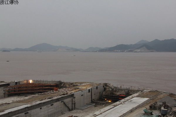 浙江隆闻船厂20+8万吨级船坞复合围堰成功爆破拆除