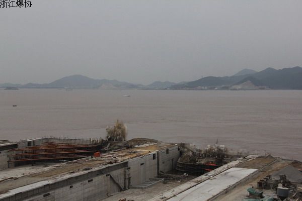 浙江隆闻船厂20+8万吨级船坞复合围堰成功爆破拆除