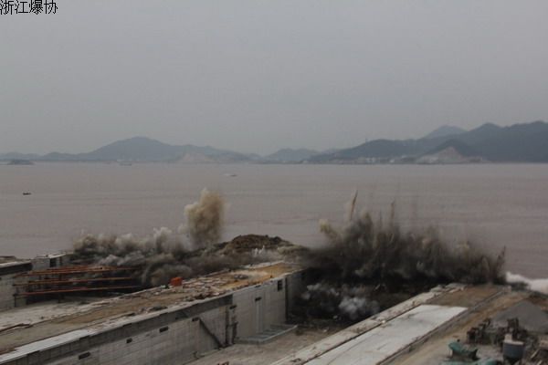浙江隆闻船厂20+8万吨级船坞复合围堰成功爆破拆除