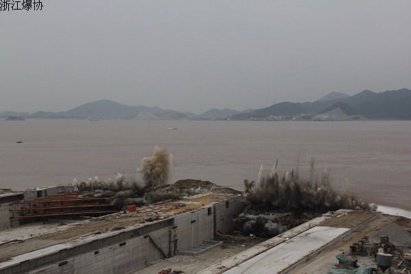 浙江隆闻船厂20+8万吨级船坞复合围堰成功爆破拆除