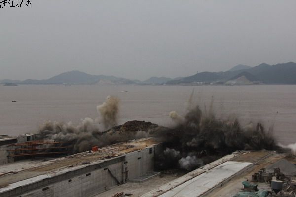 浙江隆闻船厂20+8万吨级船坞复合围堰成功爆破拆除