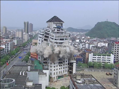 临安市原电力大厦成功实施爆破拆除